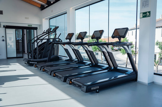 Tipos de máquinas que no pueden faltar en tu gimnasio